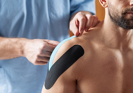 Schuler mit Kinesio Taping