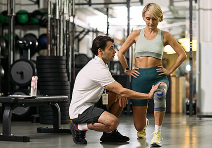 Therapeut mit Patientin bei ambulanter Reha-Therapie