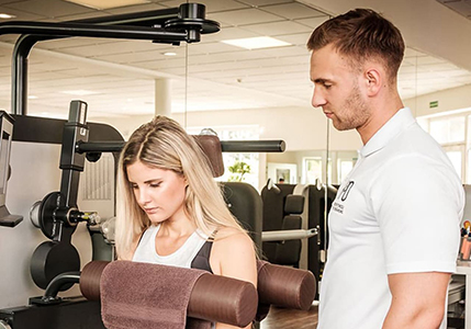 FPZ Therapeut mit Patientin am Gerät